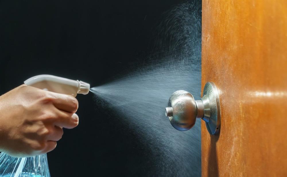 Kapı tokmağına dezenfektan sıkarak temizlemek